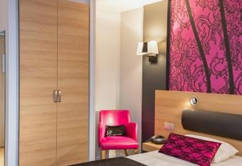 Logis Grand H  tel Des Bains has rooms with a private hot tub