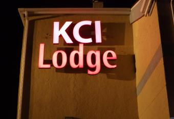 KCI Lodge has Smoking rooms