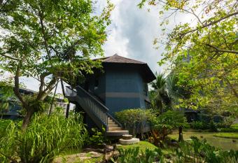 Peace Laguna Resort & Spa - SHA Extra Plus has rooms with a private hot tub