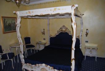 Garda Sol SPA Hotel & Appartamenti has rooms with a private hot tub