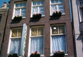 Hotel Schroder allows 18 year olds to book a room