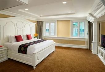 Kingston Suites Bangkok has rooms with a private hot tub