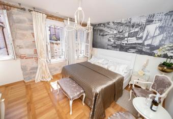 Gothic Palace Heritage allows 18 year olds to book a room