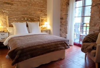 Las Rocas allows 18 year olds to book a room