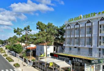 Logis Les Cols Verts has Balcony rooms