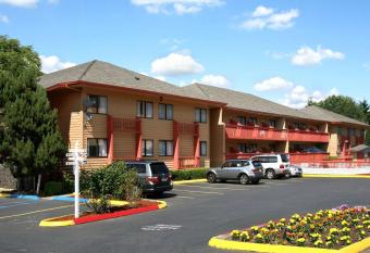 Quality Inn Portland Airport PDX has Balcony rooms