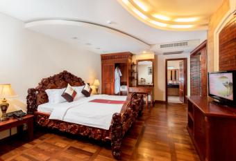 Pacific Hotel & Spa has rooms with a private hot tub