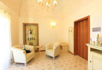 Villa Rosa Antico Dimora Storica has rooms with a private hot tub