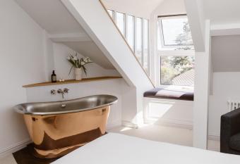 The Sandy Duck allows 18 year olds to book a room