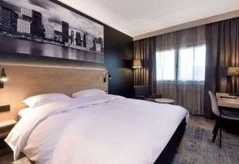 Park Inn by Radisson Oslo Airport Hotel West allows 18 year olds to book a room