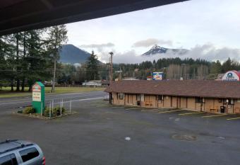 Packwood Inn allows 18 year olds to book a room