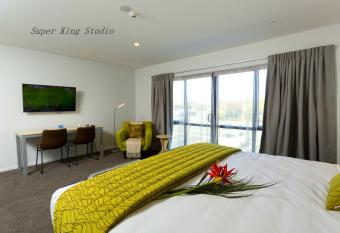 239 on Lincoln Motel allows 18 year olds to book a room