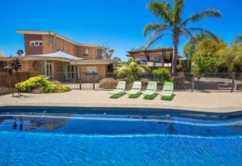 Paw Up Villa - entertainer delight has Balcony rooms