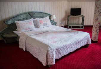 Hotel Wellness & Spa Nowy Dw  r has rooms with a private hot tub