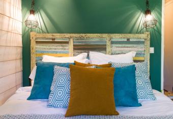 La Carri air has rooms with a private hot tub