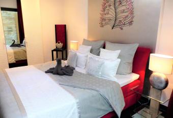 Villa Galeria Verde allows 18 year olds to book a room