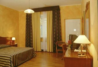 Hotel De La Ville has rooms with a private hot tub