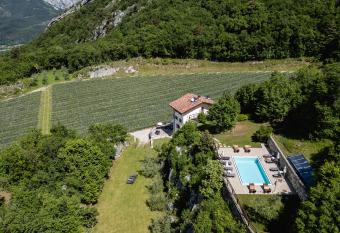 Maso Salim Relax Apartments allows 18 year olds to book a room