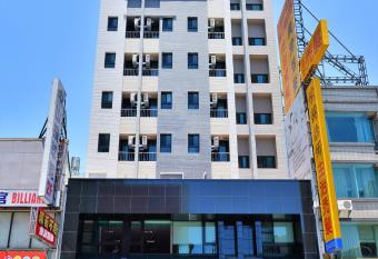 San Juan Easy Stay Inn Tainan allows 18 year olds to book a room