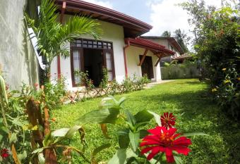 City Beach Apartment has Balcony rooms