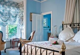 Burnbank has Balcony rooms