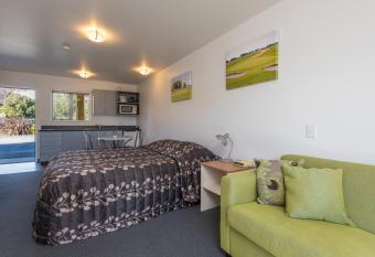 Greens Motel has rooms with a private hot tub