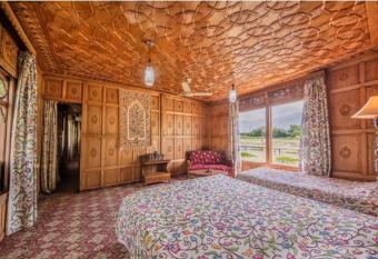 S Group Of Houseboat has rooms with a private hot tub