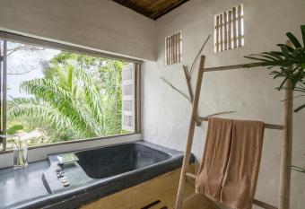 Paradise KohYao has rooms with a private hot tub