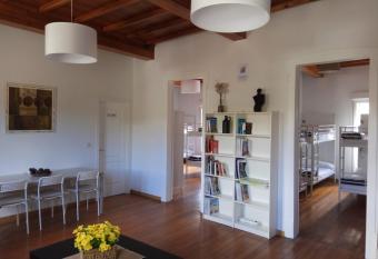 Cruces de Iria allows 18 year olds to book a room