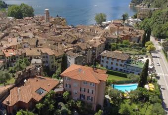Villa Miravalle has Balcony rooms
