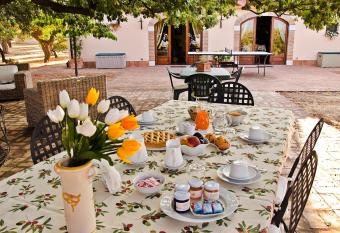 Pathirion b&b allows 18 year olds to book a room