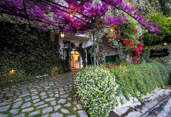 Hotel Pellegrino has Balcony rooms