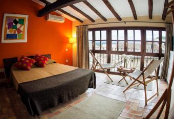 Lo Raconet de la Pla  a allows 18 year olds to book a room