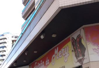 Apartamento Meia Praia allows 18 year olds to book a room