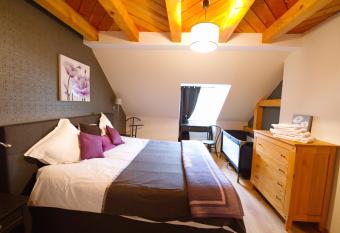 Gite Clos Ang  lique allows 18 year olds to book a room