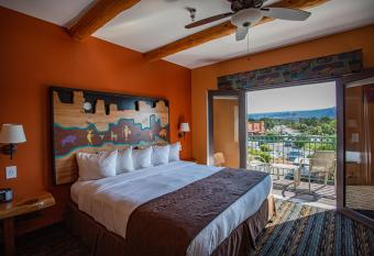 Southwest Inn at Sedona has rooms with a private hot tub