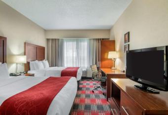 Comfort Suites Near Vancouver Mall has rooms with a private hot tub