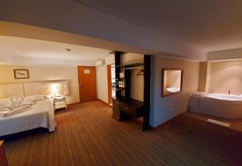 Hotel Miramar has rooms with a private hot tub