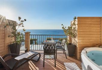 Hotel Rocca Della Sena has rooms with a private hot tub