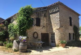 Les Gonies - Amande allows 18 year olds to book a room