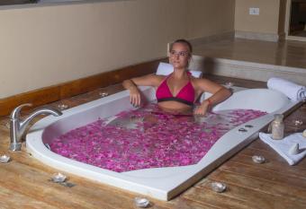 Sindbad Club has rooms with a private hot tub