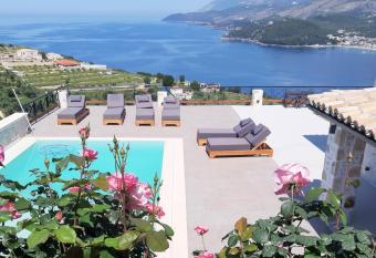 Argileos Rooms has Balcony rooms