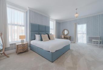 Somerset House Boutique Hotel and Restaurant allows 18 year olds to book a room