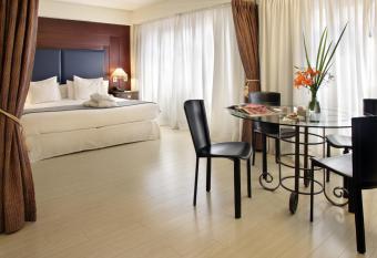 Hotel Dolmen has rooms with a private hot tub