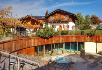 Pineta Natural Chalet has rooms with a private hot tub