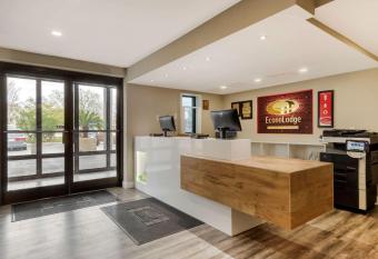 Econo Lodge North has Smoking rooms