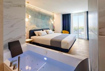 Riva Palace Hotel has rooms with a private hot tub