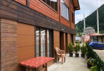 Kulo  lu Apart 2 allows 18 year olds to book a room