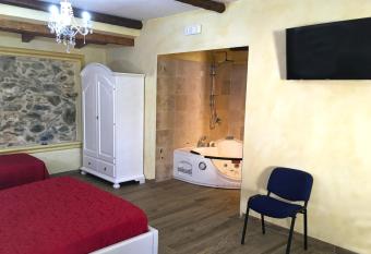 Villa Paladino - B&B e Guest House has rooms with a private hot tub