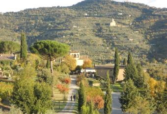 Il Falconiere Relais & Spa has rooms with a private hot tub